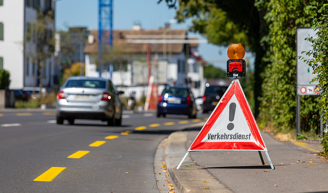 Warndreieck Verkehrsdienst auf der Strasse