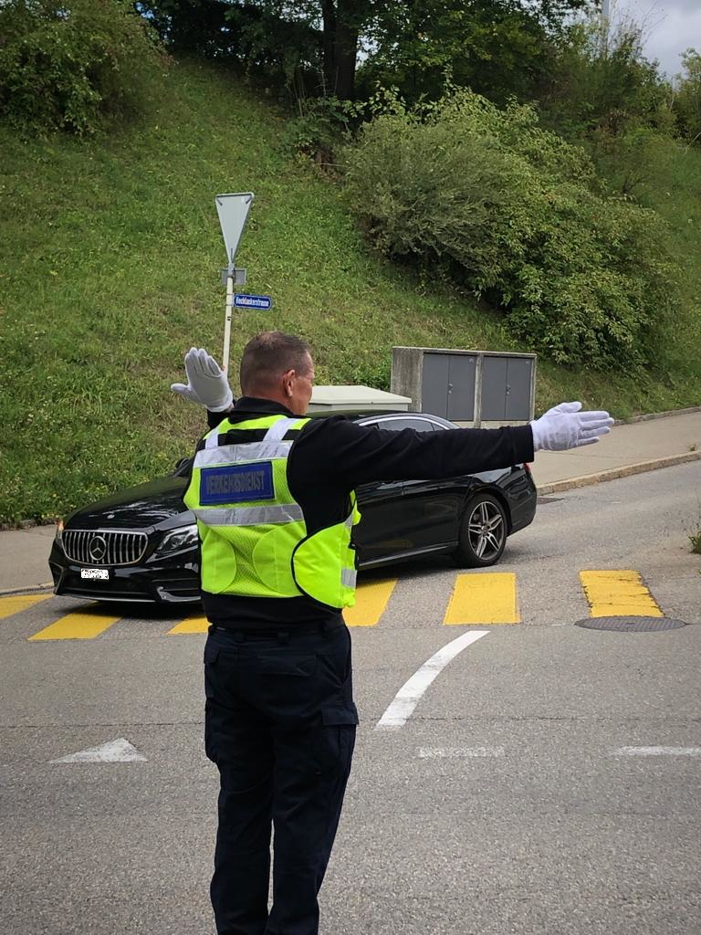 Verkehrsdienst regelt den Verkehr an einem Fussgängerstreifen