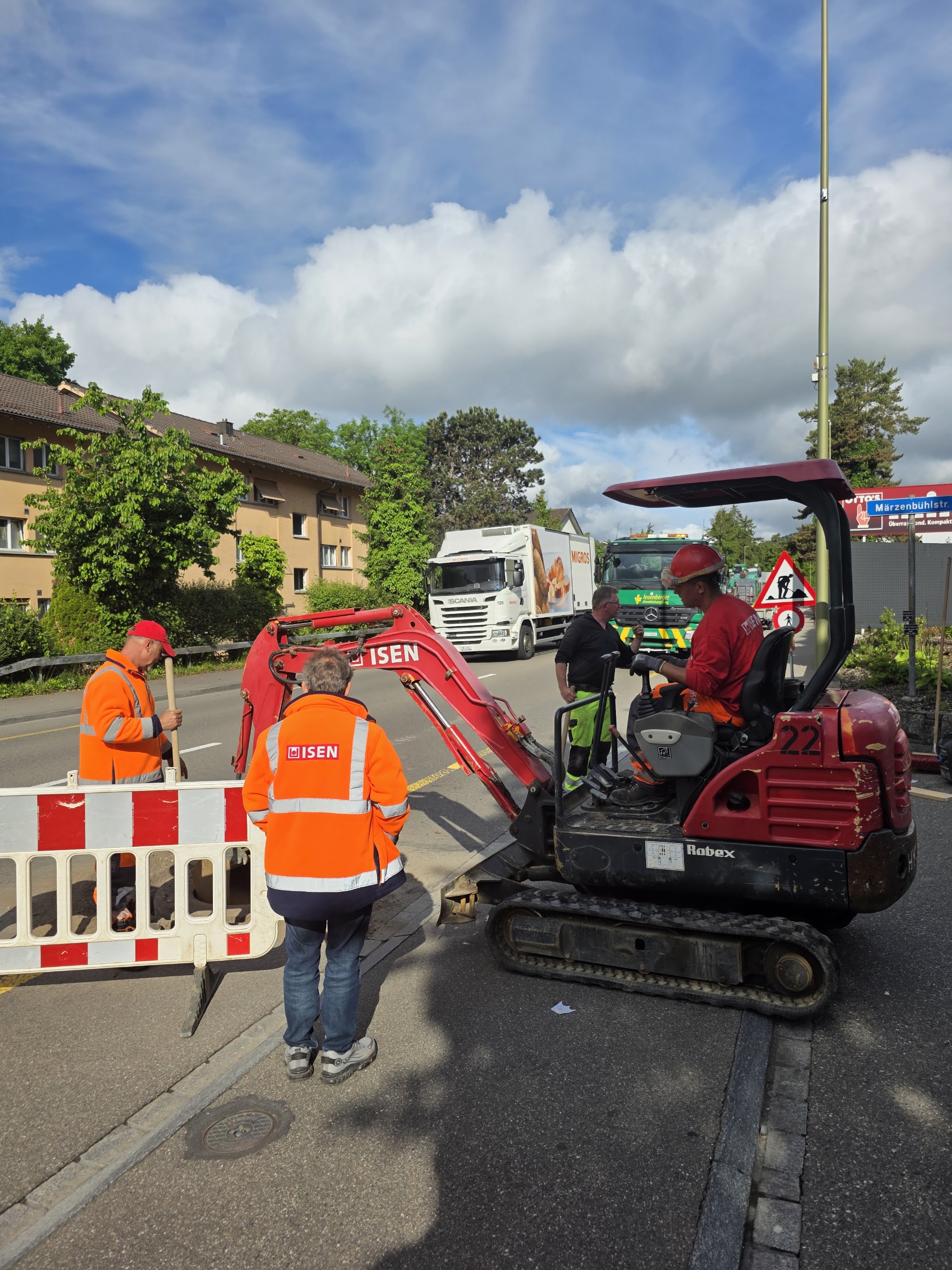 Baustelle mit Bagger und Verkehrssicherung