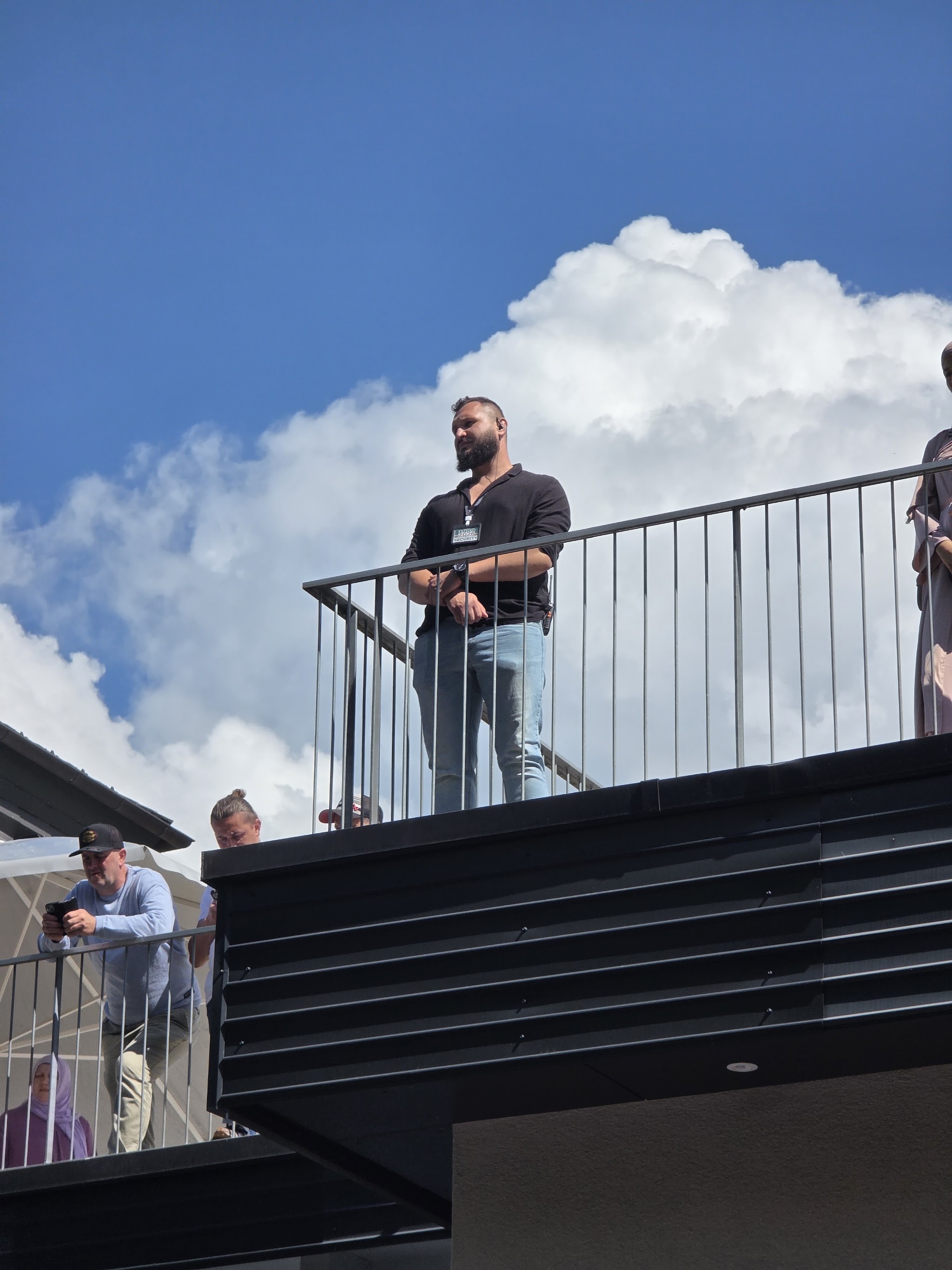 Sicherheitsmitarbeiter auf einem Balkon mit Überblick über einen Anlass