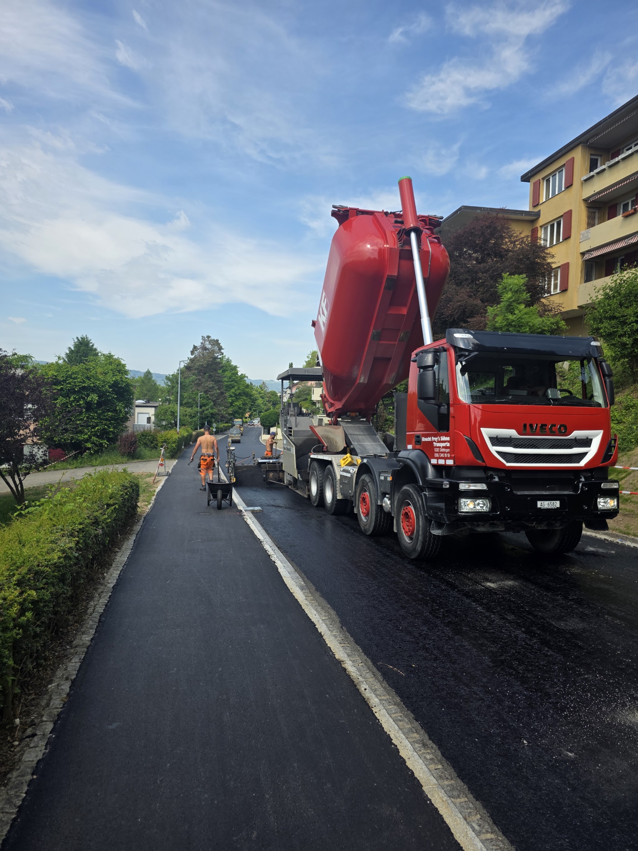 Neue Asphaltstrasse mit Betonmischer